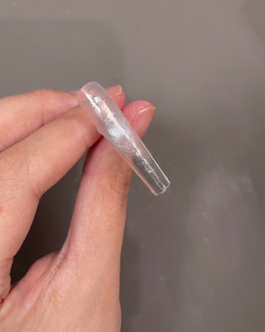 チップの裏側に押し花を配置している様子。