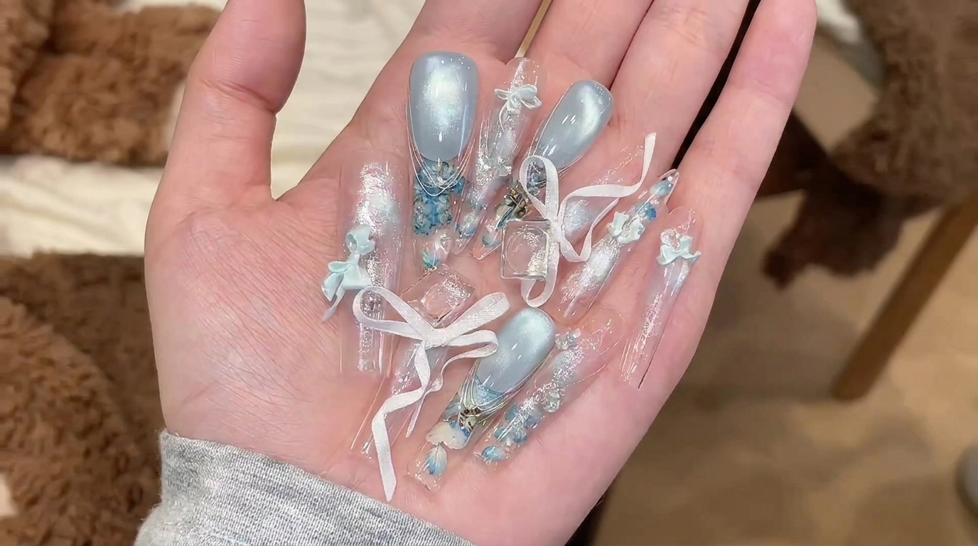 氷のような輝き：押し花とキャッツアイのスティレットネイル
