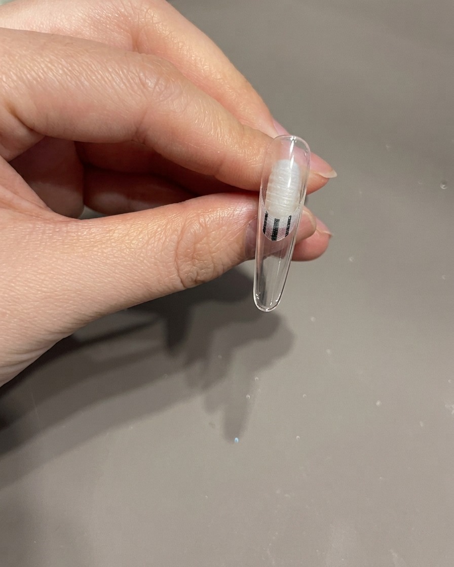 3Dリボンをランプ下で硬化させている様子。