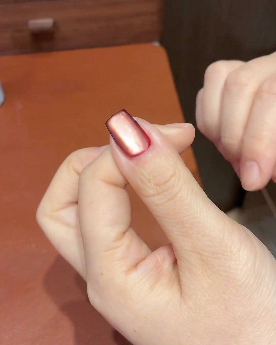 爪の特定のハイライトエリアにキャッツアイの輝きを引き寄せて集中させるためにマグネットを使用している様子。