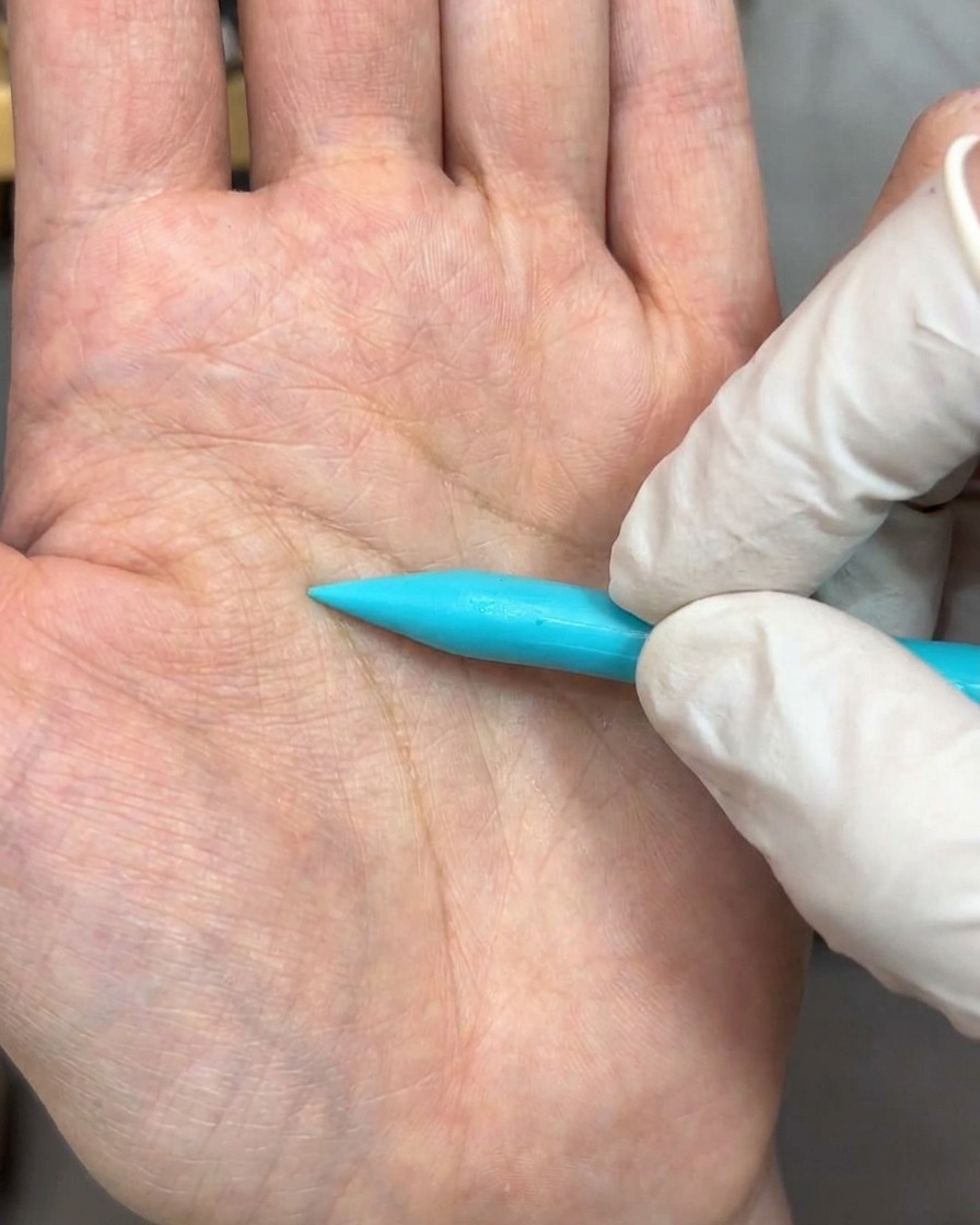 3Dジェルを平らに伸ばして花びらの形を作っている様子