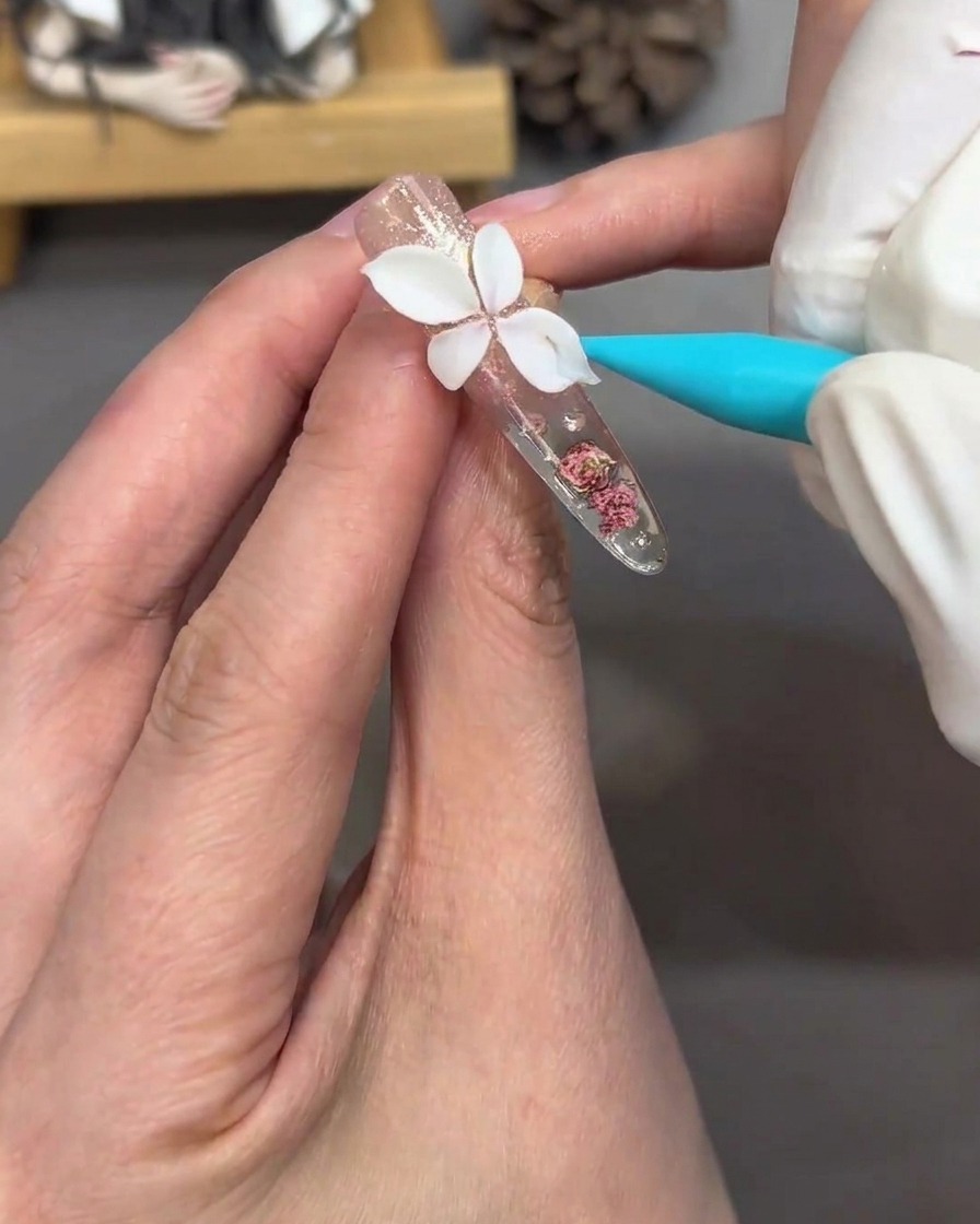ホワイトの3Dフラワーにピンクのカラーを塗っている様子