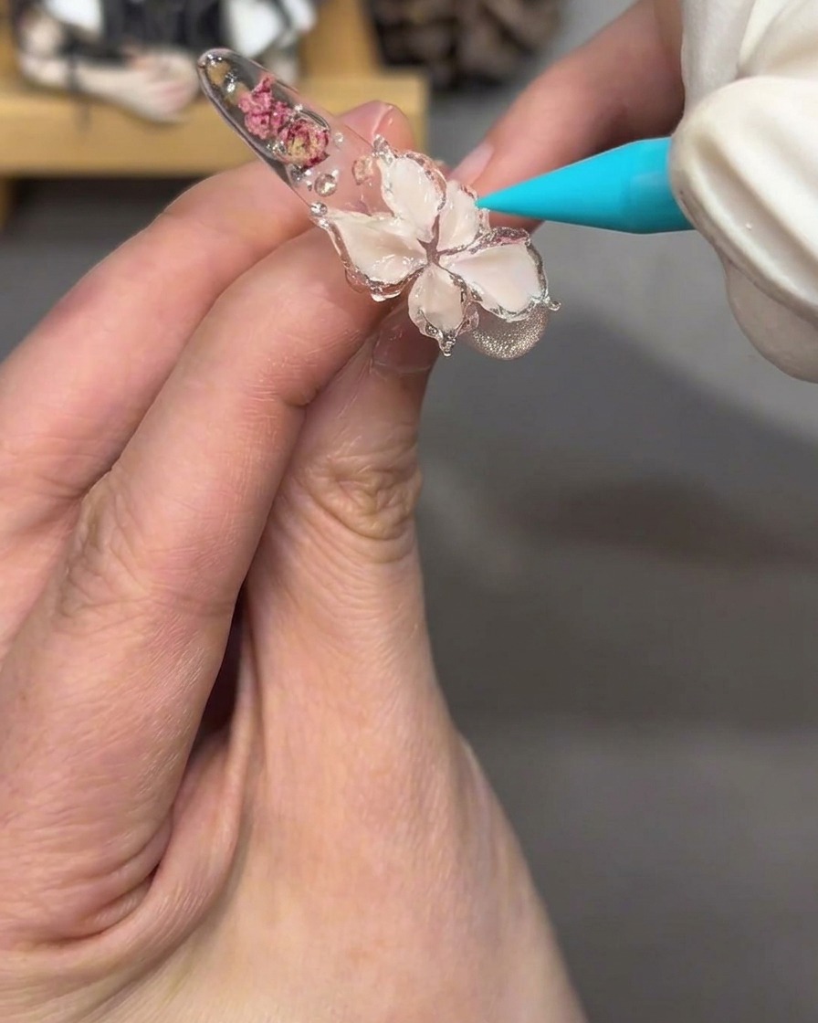 最後にクリアジェリージェルを塗って、透明感のある仕上がりを見せている様子