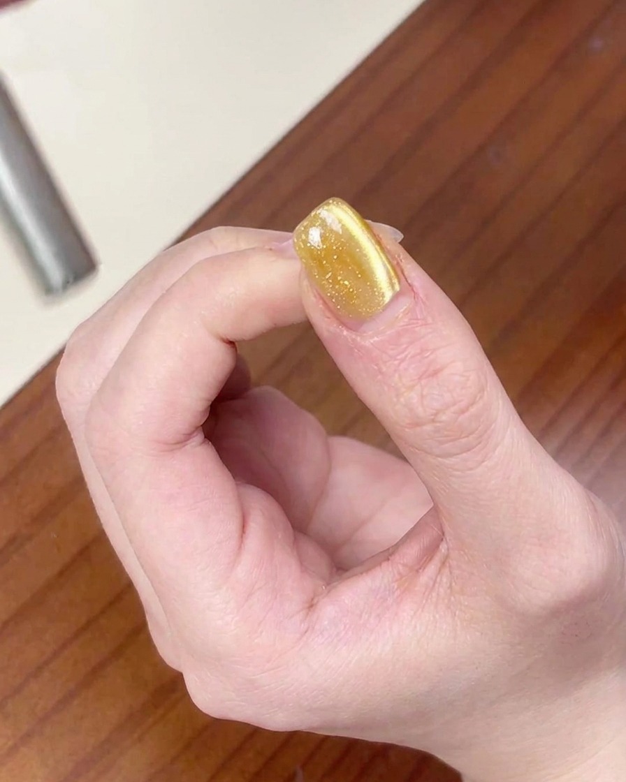 マグネットを使って粒子の輝きを広げている様子。