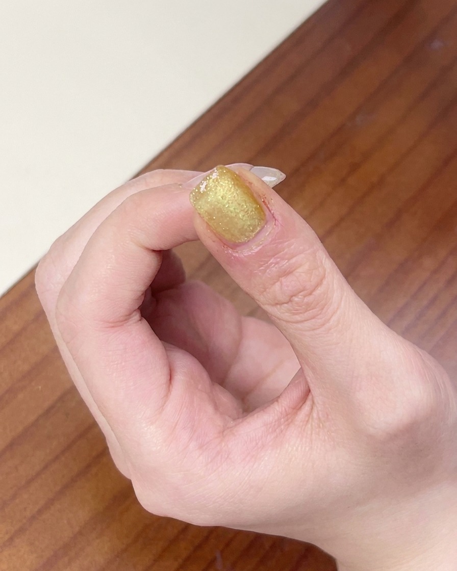 マグネットを円を描くように動かし、中心に粒子の輝きを集めている様子。