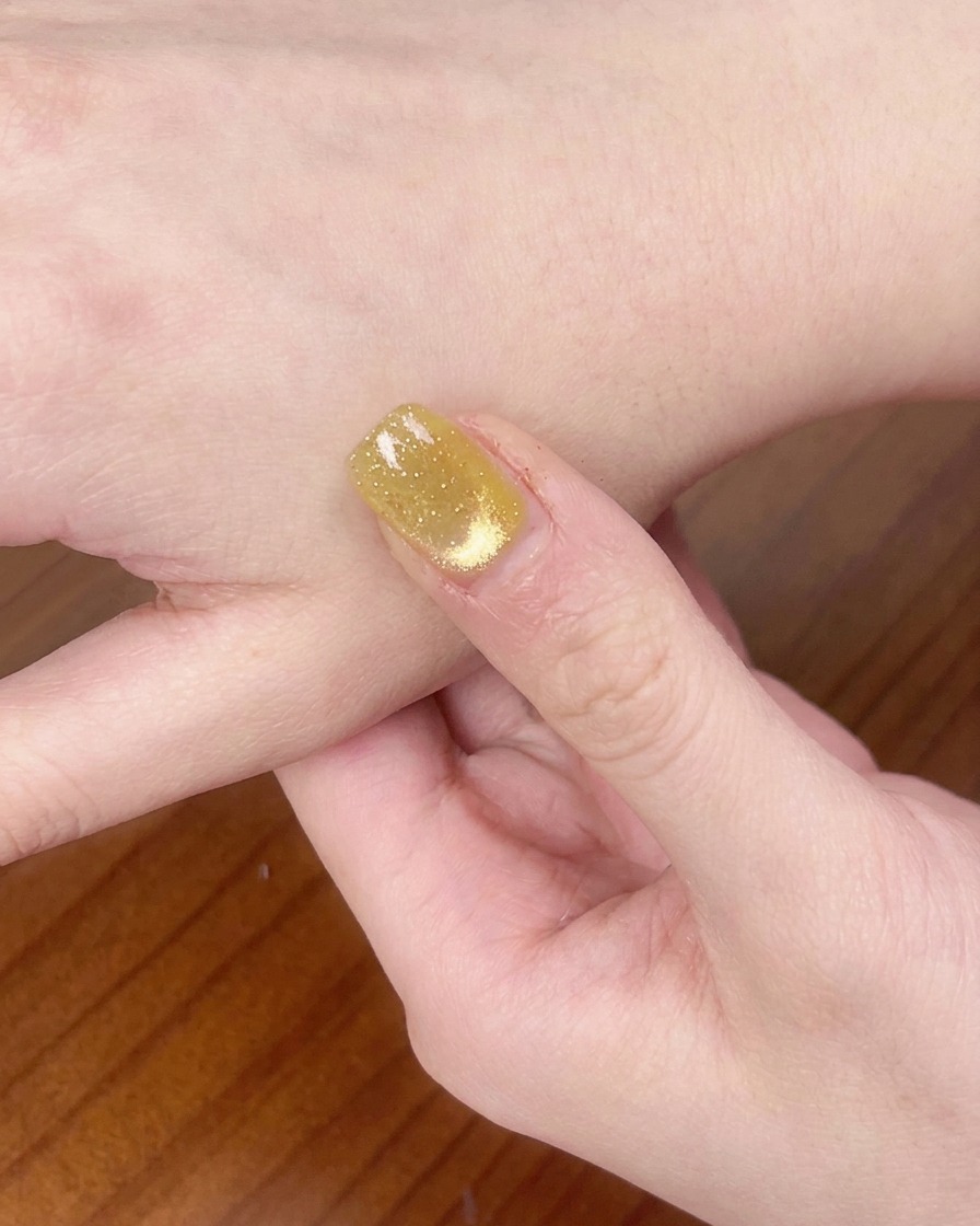 ジェルネイルをUV/LEDライトで硬化させている様子。