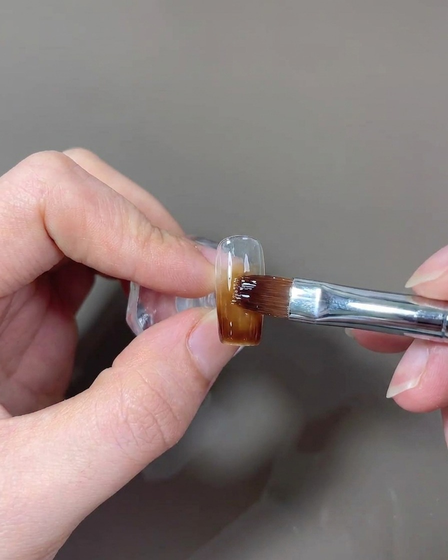 全体にトップコートを塗り、艶を出している様子。