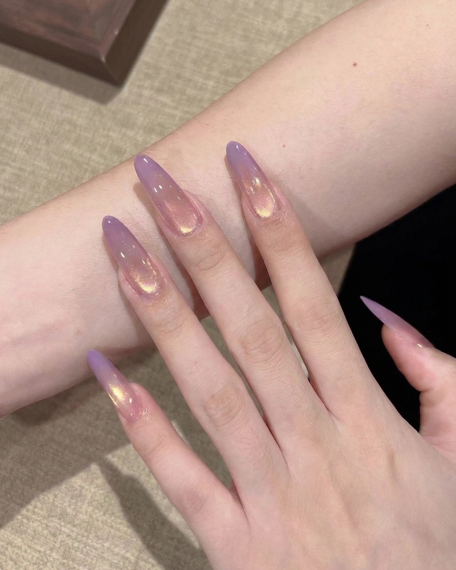 平筆を使い、クリアのスティレットネイルの先端にパープルジェルを少しのせる様子