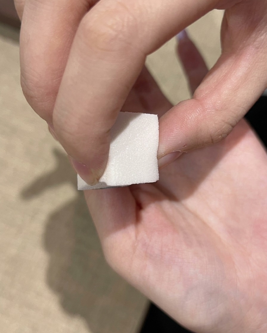 スポンジを使い、爪先にさらに濃いパープルジェルを重ねる様子