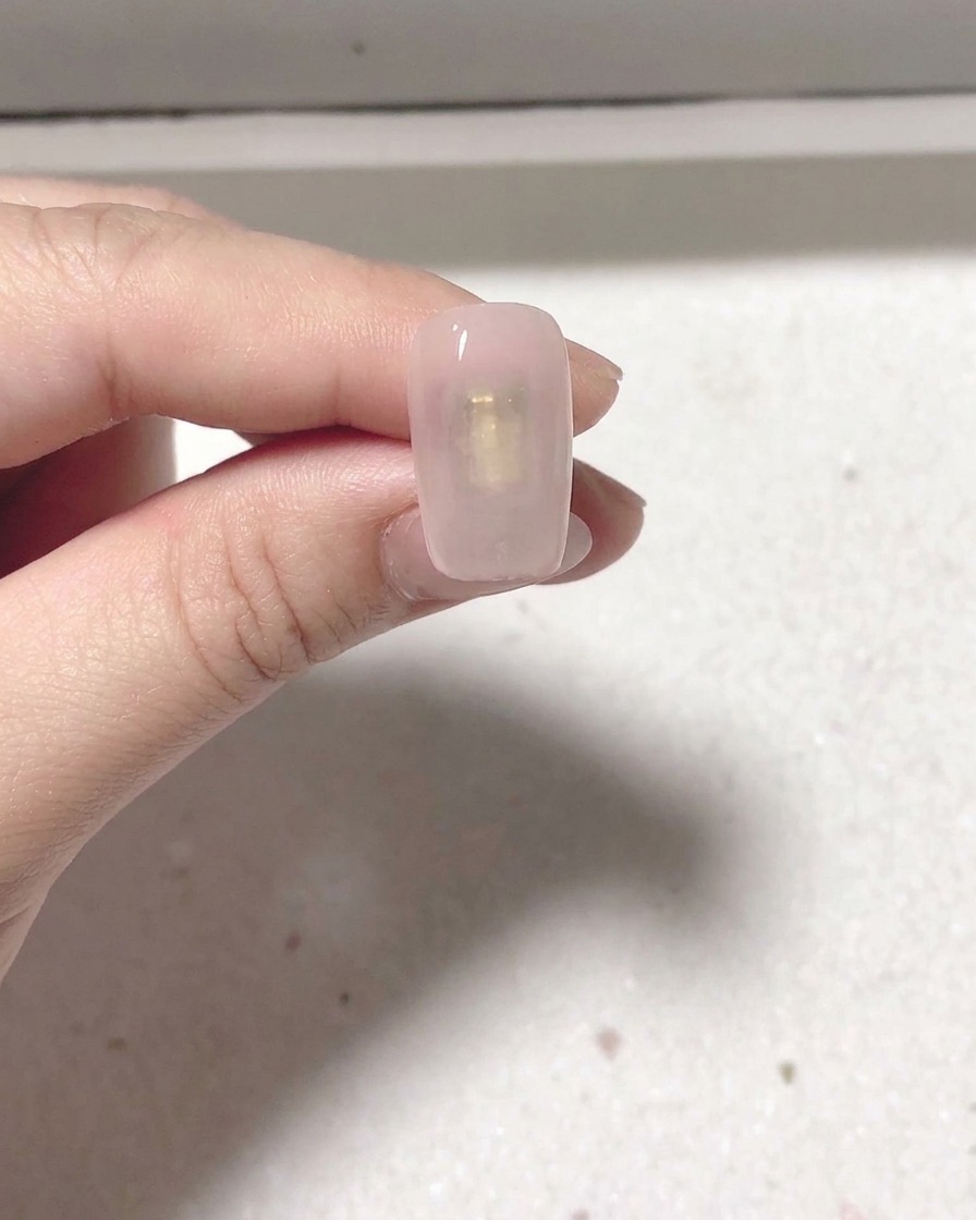 ネイルランプの中でベースコートを硬化させている様子。