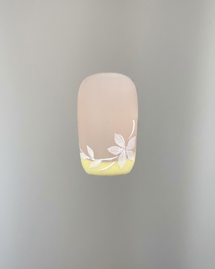 デザインにさらに白い桜の花びらを追加している様子。