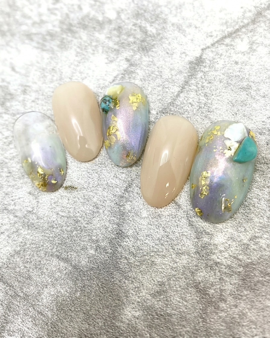 仕上げのトップジェルを艶やかに塗布している様子。