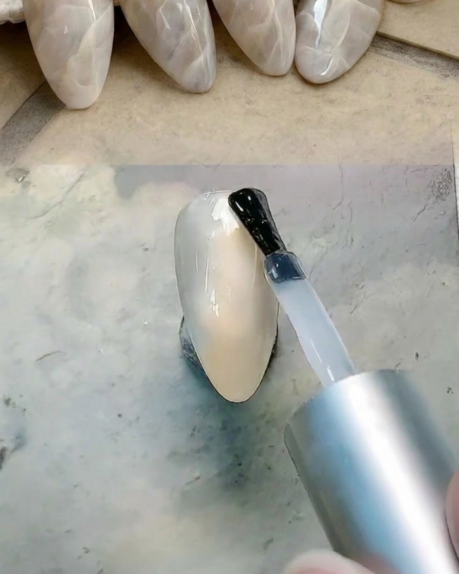 置いたジェル全体にクリアジェルを重ねている様子