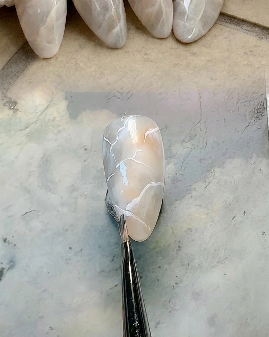 丸筆でラインの片側をぼかしている様子