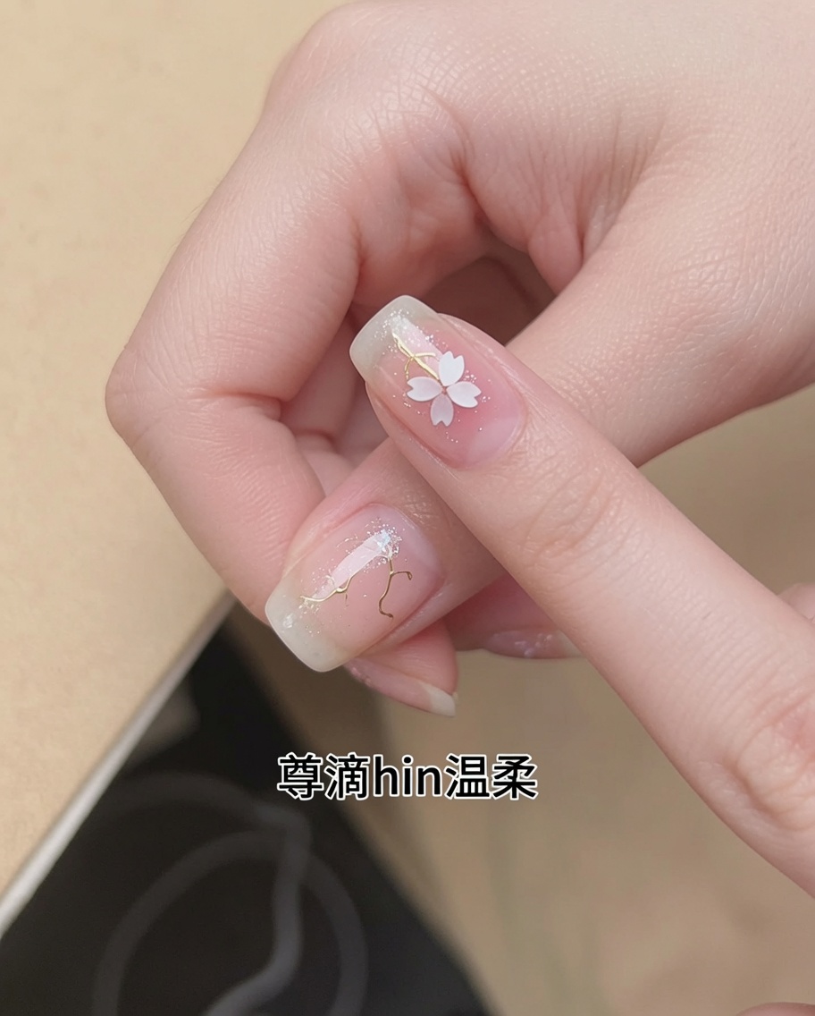 自爪にシアーで透明感のあるヌードカラーのジェルを均一に塗っている様子。