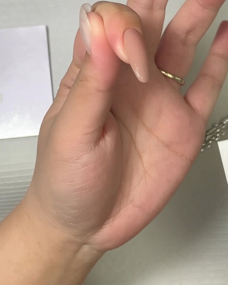 ニュートラルカラーの爪にマットトップコートを塗っているブラシ。