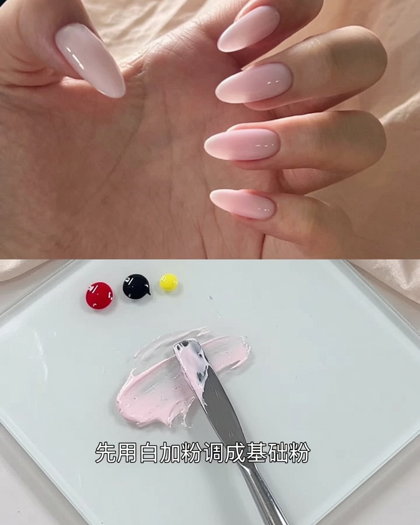 スパチュラでブラックとピンクのジェルを混ぜ、均一なグレーがかったピンク色に変えている様子。