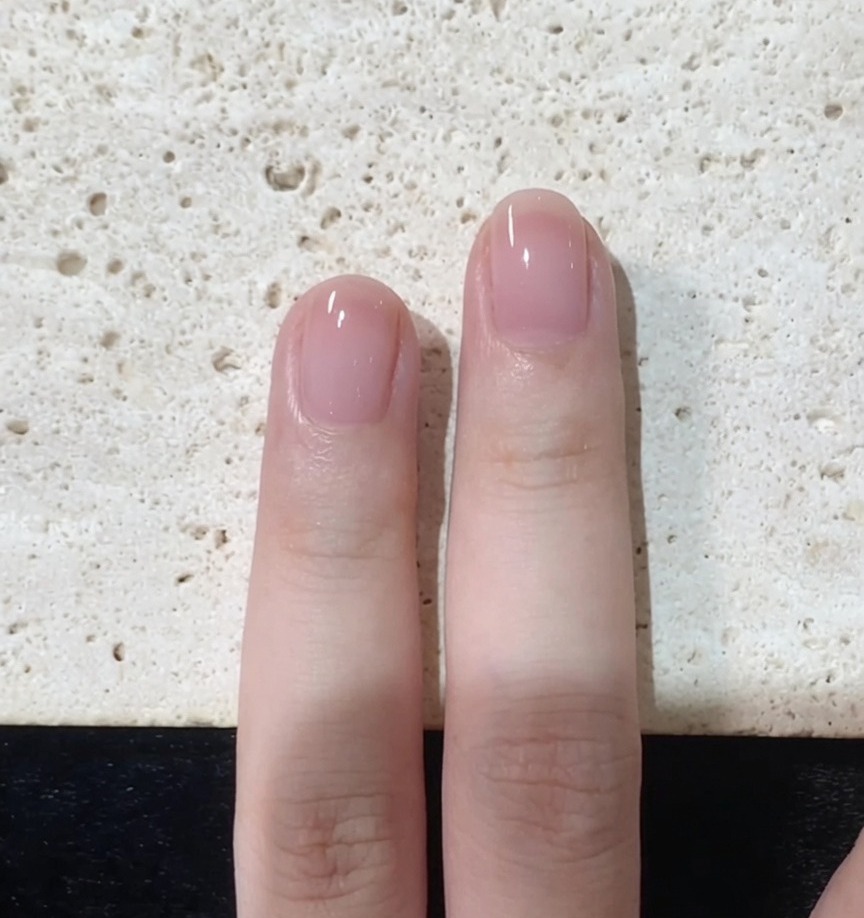 爪の端や爪先を筆で丁寧に整えている様子