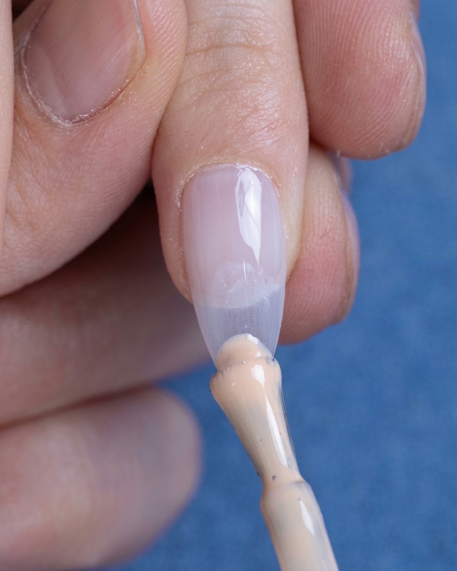 爪先に少量のヌードカラージェルを置いている様子。