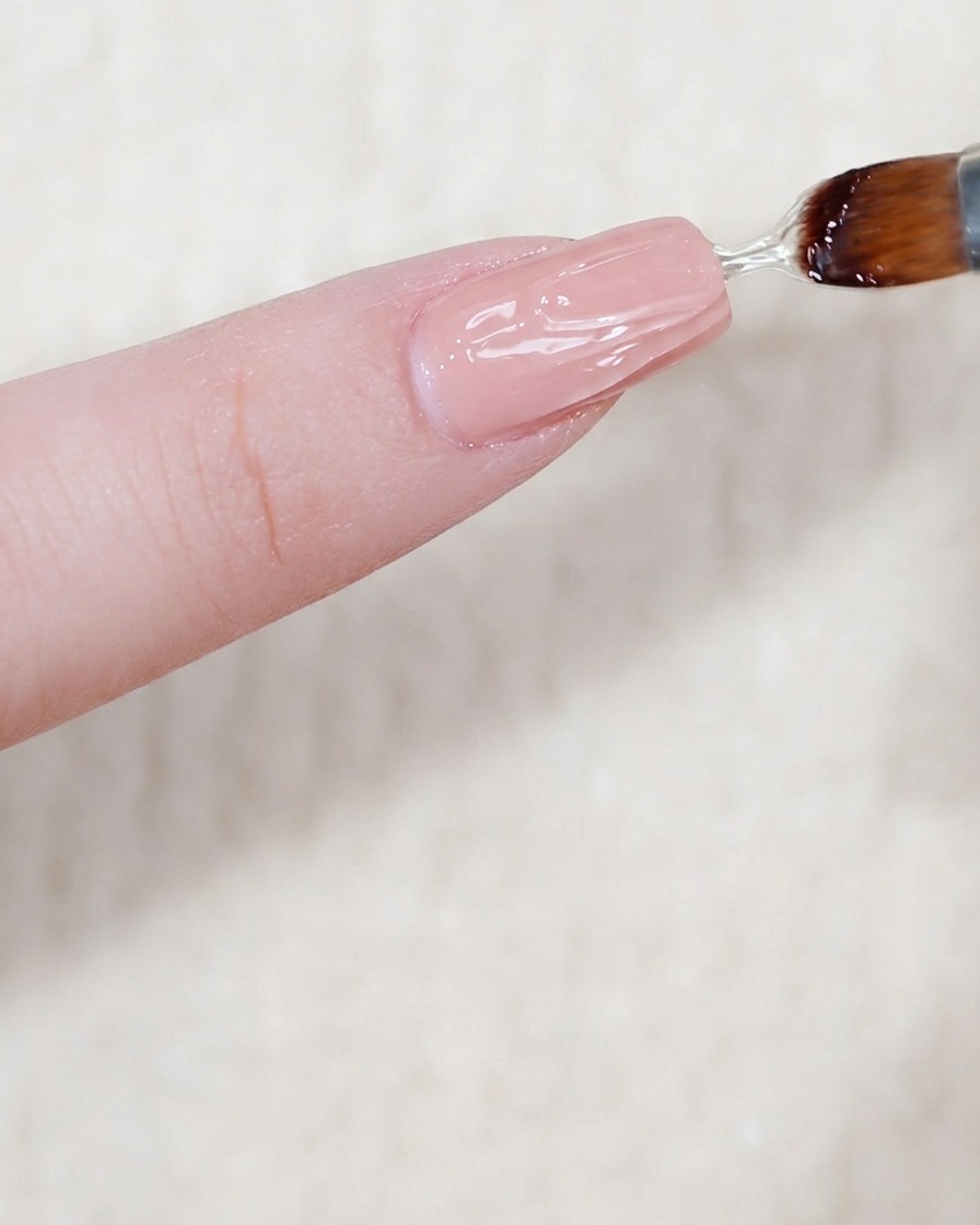 クリアビルダージェルを爪表面に厚く艶やかに乗せている様子。