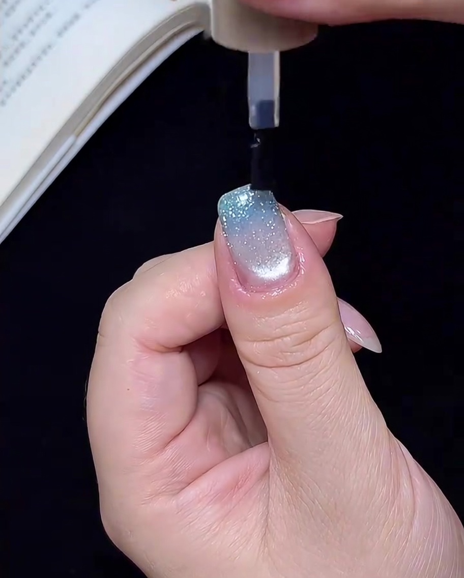 UV/LEDランプの中で最後の仕上げの硬化を行っている様子。