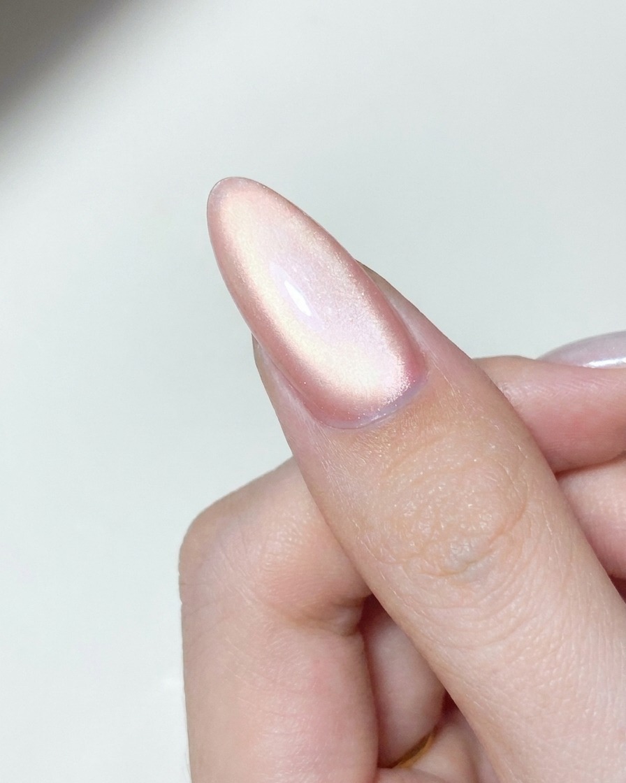 硬化したジェルネイルの表面に、チップを使ってオーロラクロムパウダーを擦り付ける様子。