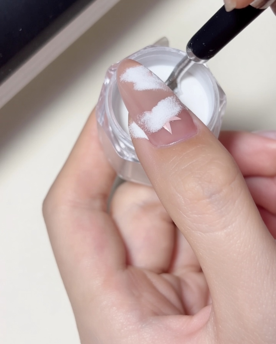 指をLEDネイルランプに入れ、光に照らされている様子。