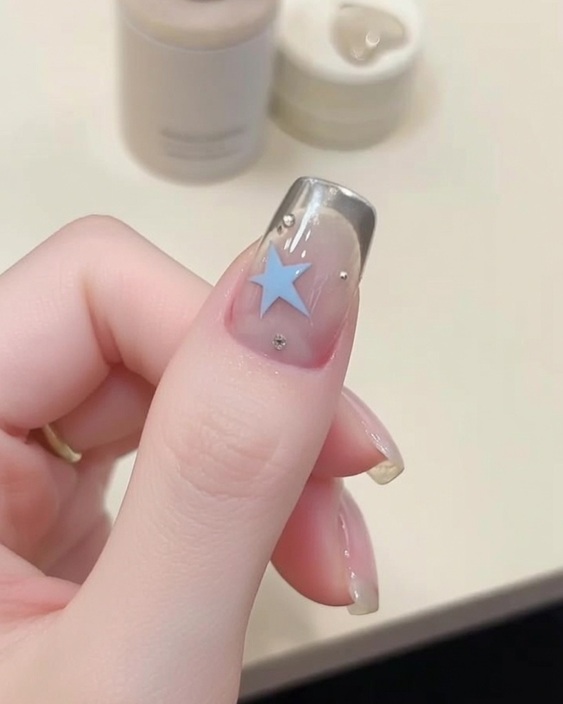 細筆でブルーの星を描いている様子