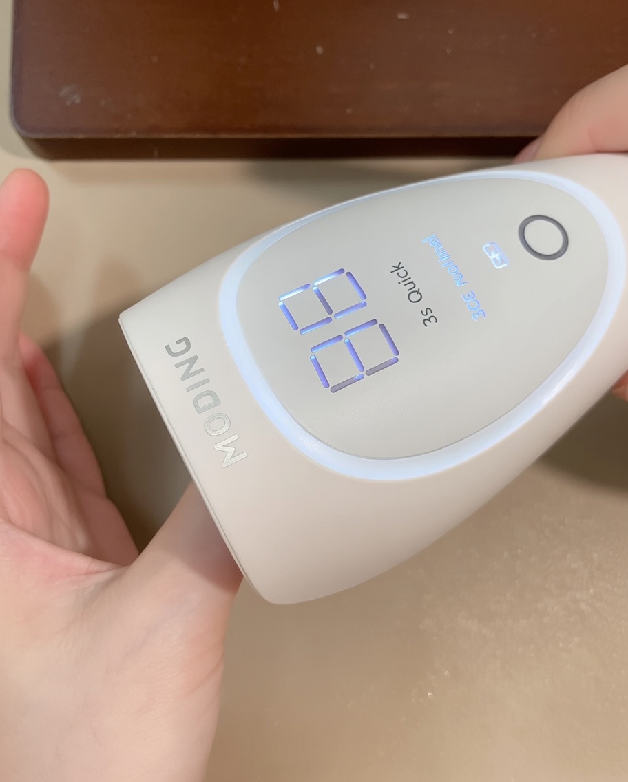 デジタル表示を確認しながら、ポータブルLEDライトで最終硬化させている様子。