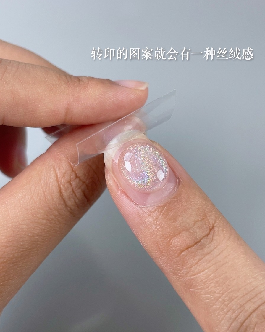 柔らかいブラシで余分な粉を払っている様子