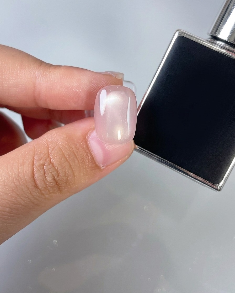 仕上げにトップコートを塗っている様子