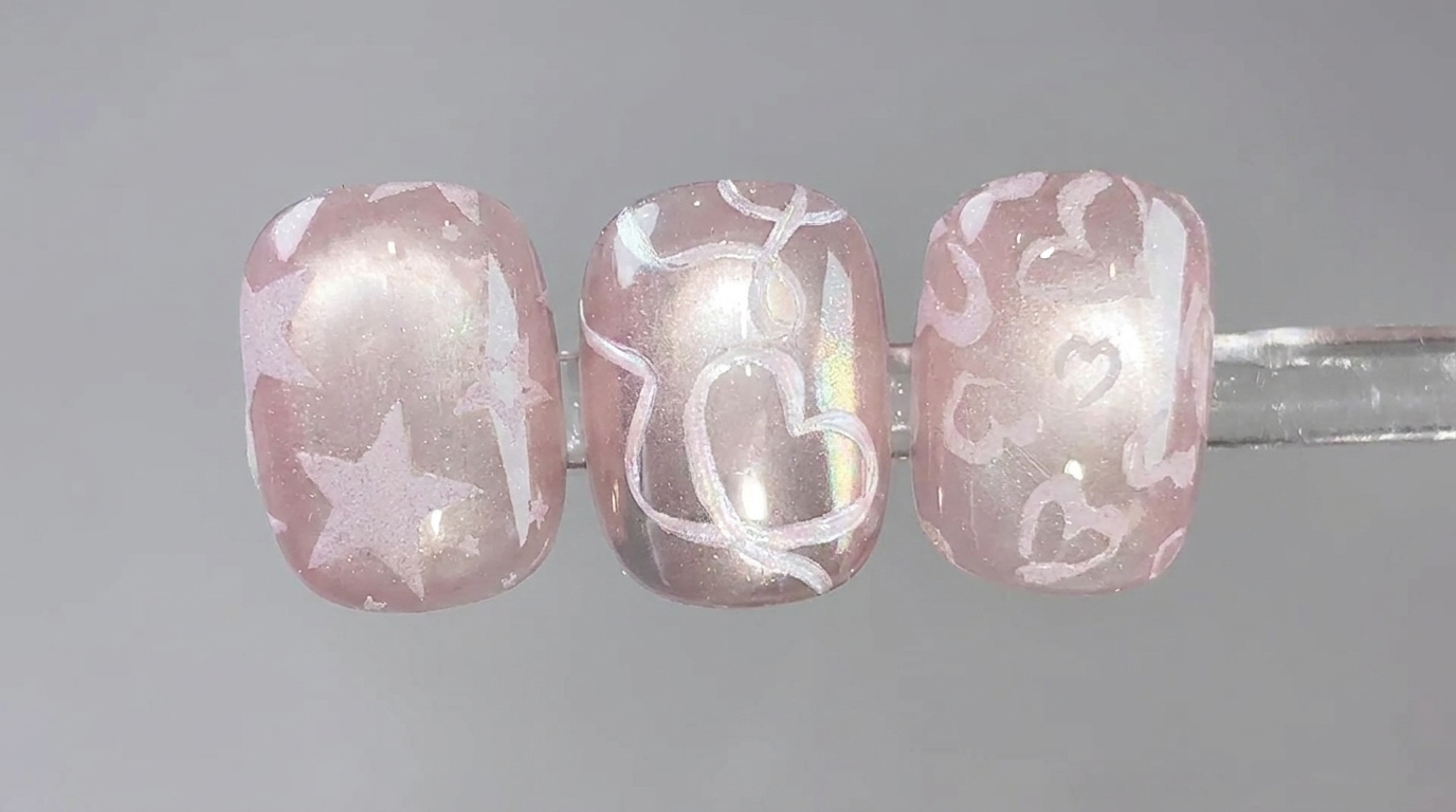 ピンクのキャットアイネイル：スタンプアートで仕上げる立体デザイン
