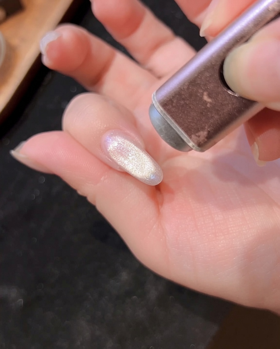 UV/LEDランプの中でキャッツアイジェルを硬化させている様子。