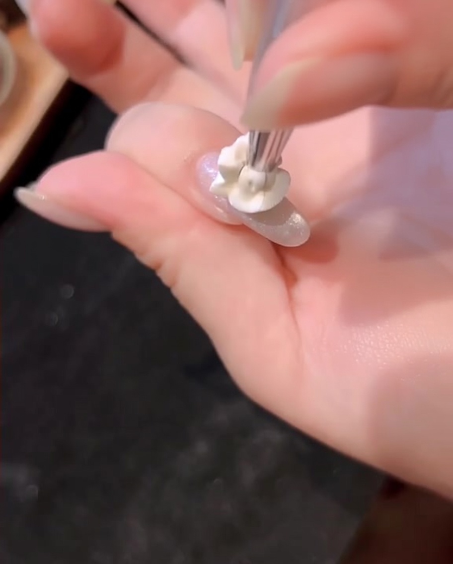 先ほどのブルーの上に、さらに濃いブルーを重ねている様子。