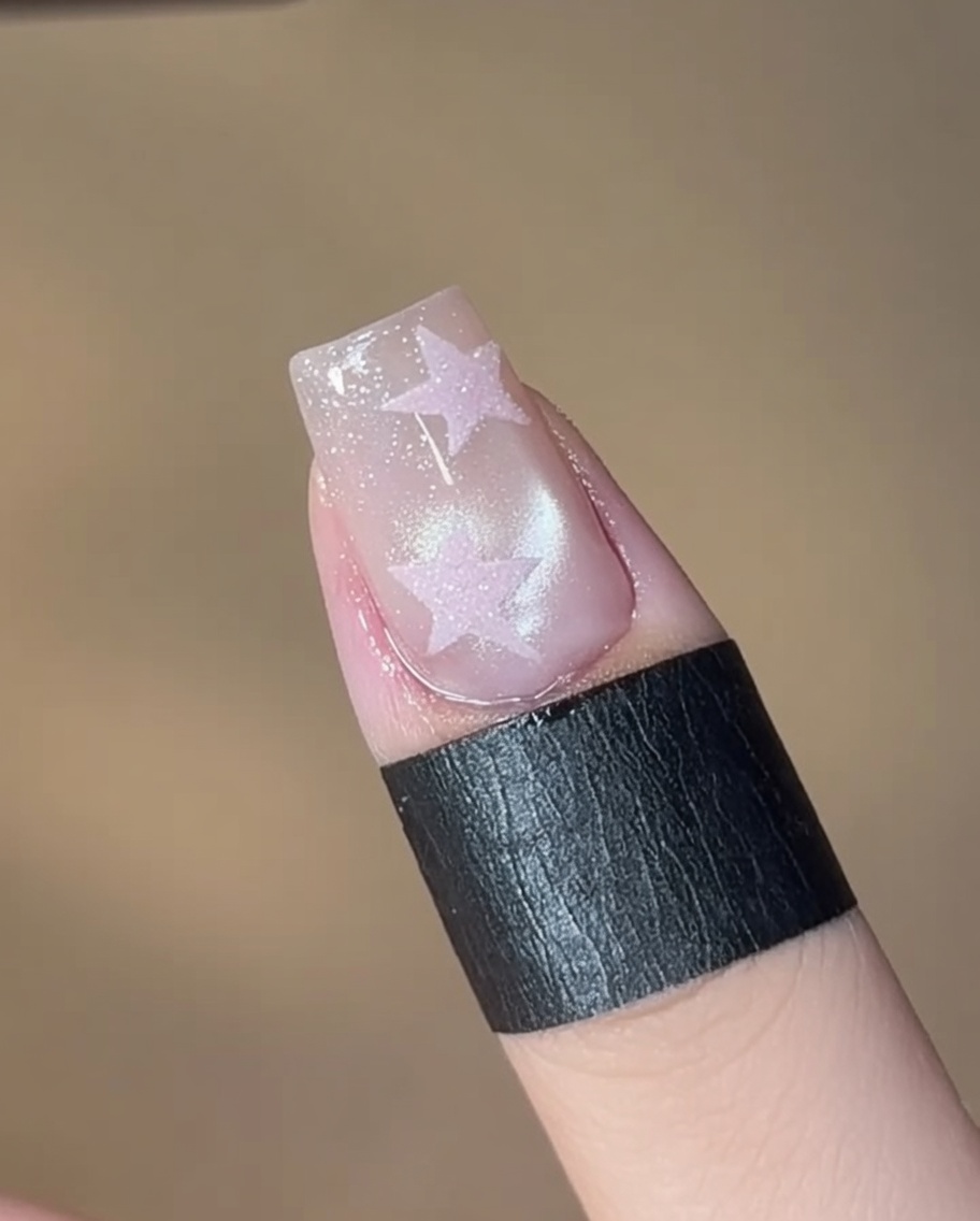 刷毛で05番のキャットアイジェルを爪全体に塗布している様子。