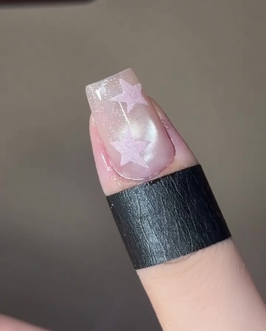 模様を作った後、LEDライトでキャットアイジェルを硬化させている様子。