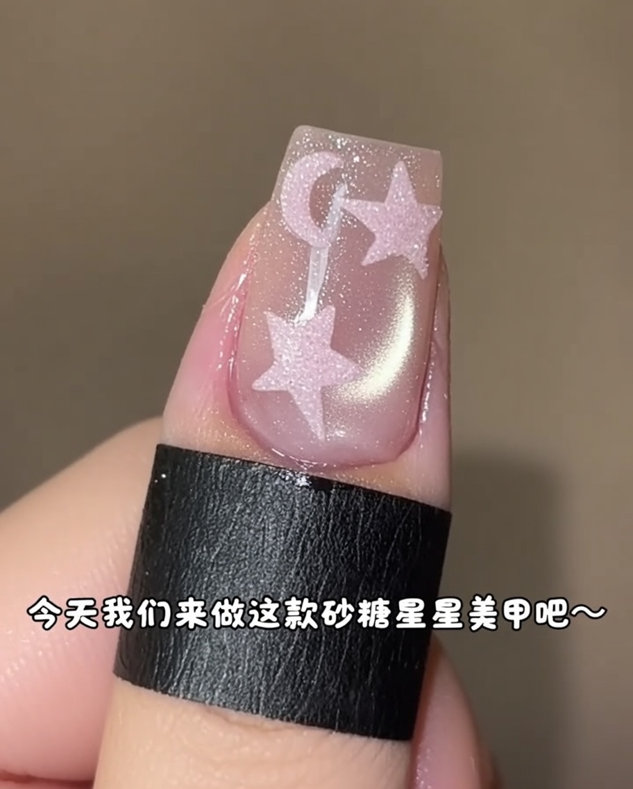 UV/LEDライトに手を入れてトップジェルを硬化させている様子。