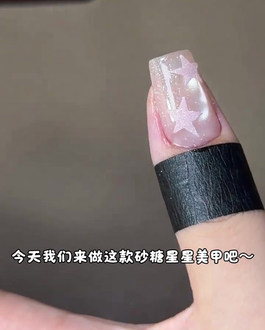 パウダーが付いた状態で、UVランプで硬化させている様子。