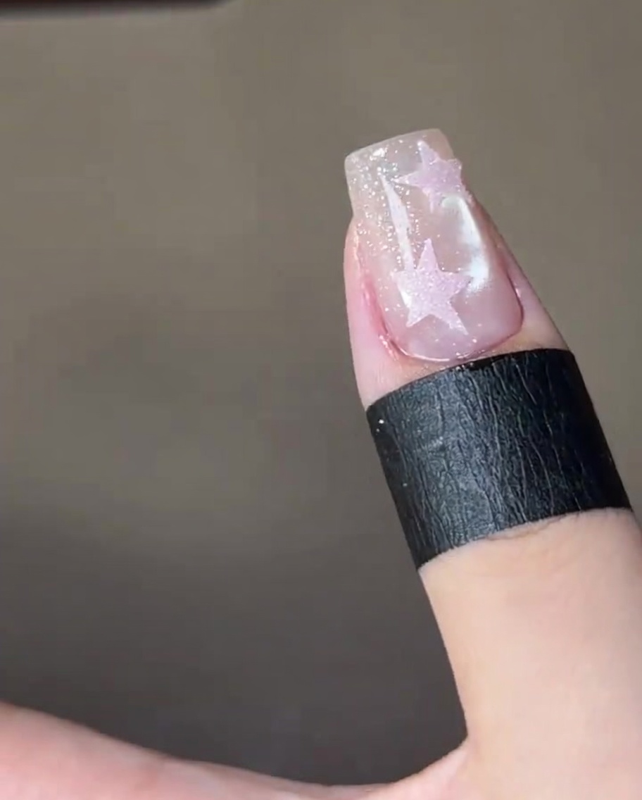 星の上にクリアトップジェルを塗り、シュガー用のベースを作っている様子。