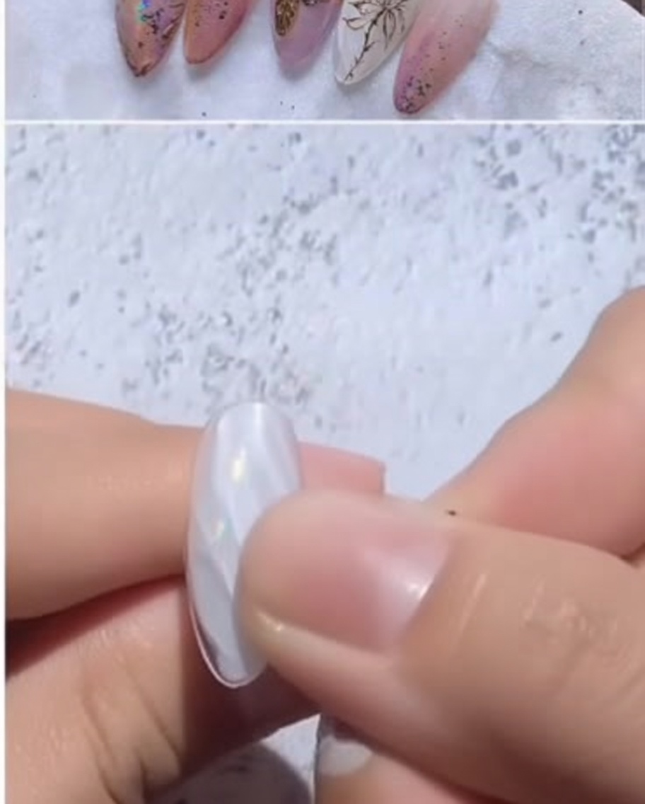 ホイルのプラスチックシートを剥がし、きらめく輝きが現れている様子。