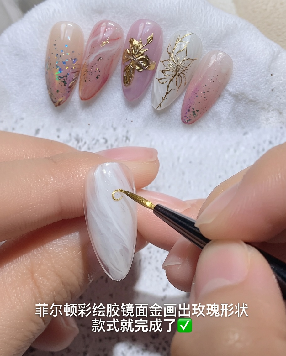 細いライナーブラシでゴールドの小さな渦巻きを描いている様子。