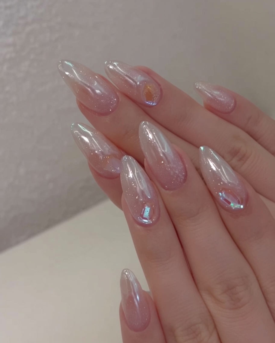 UV/LEDランプの中に手を入れ、水滴ジェルを硬化させている様子。