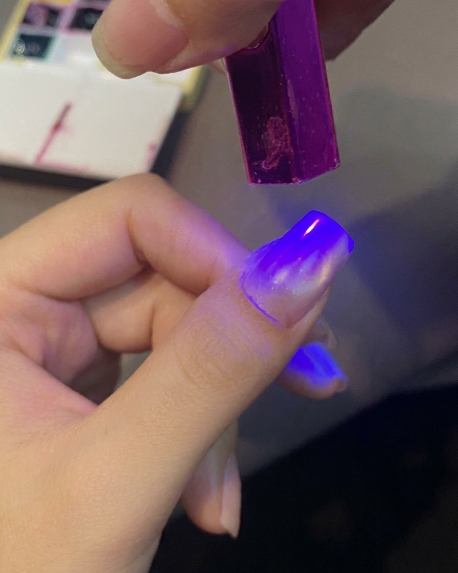 小型のUVライトでバラの模様を硬化させている様子。
