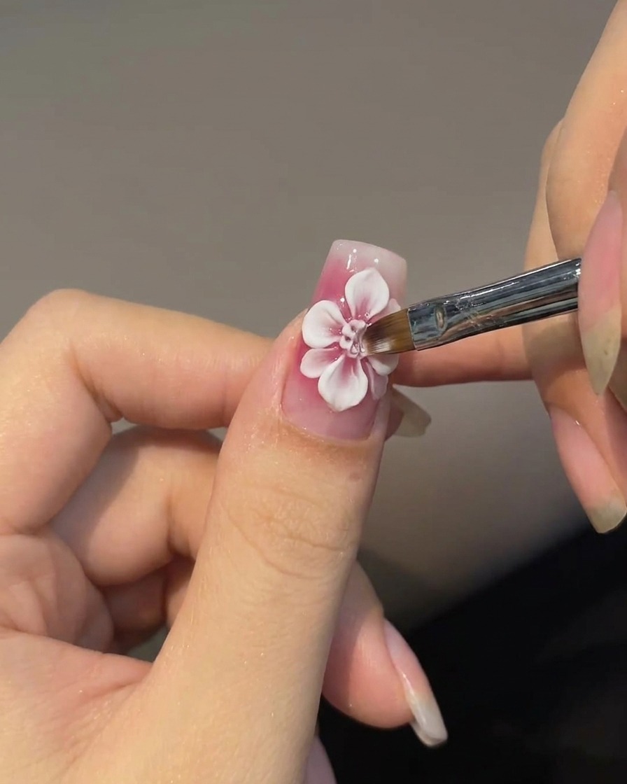 外側の花びらを描いて完成させている様子。