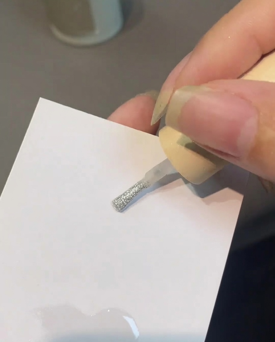 パレット上でクリアトップとパールパウダーを混ぜている様子。