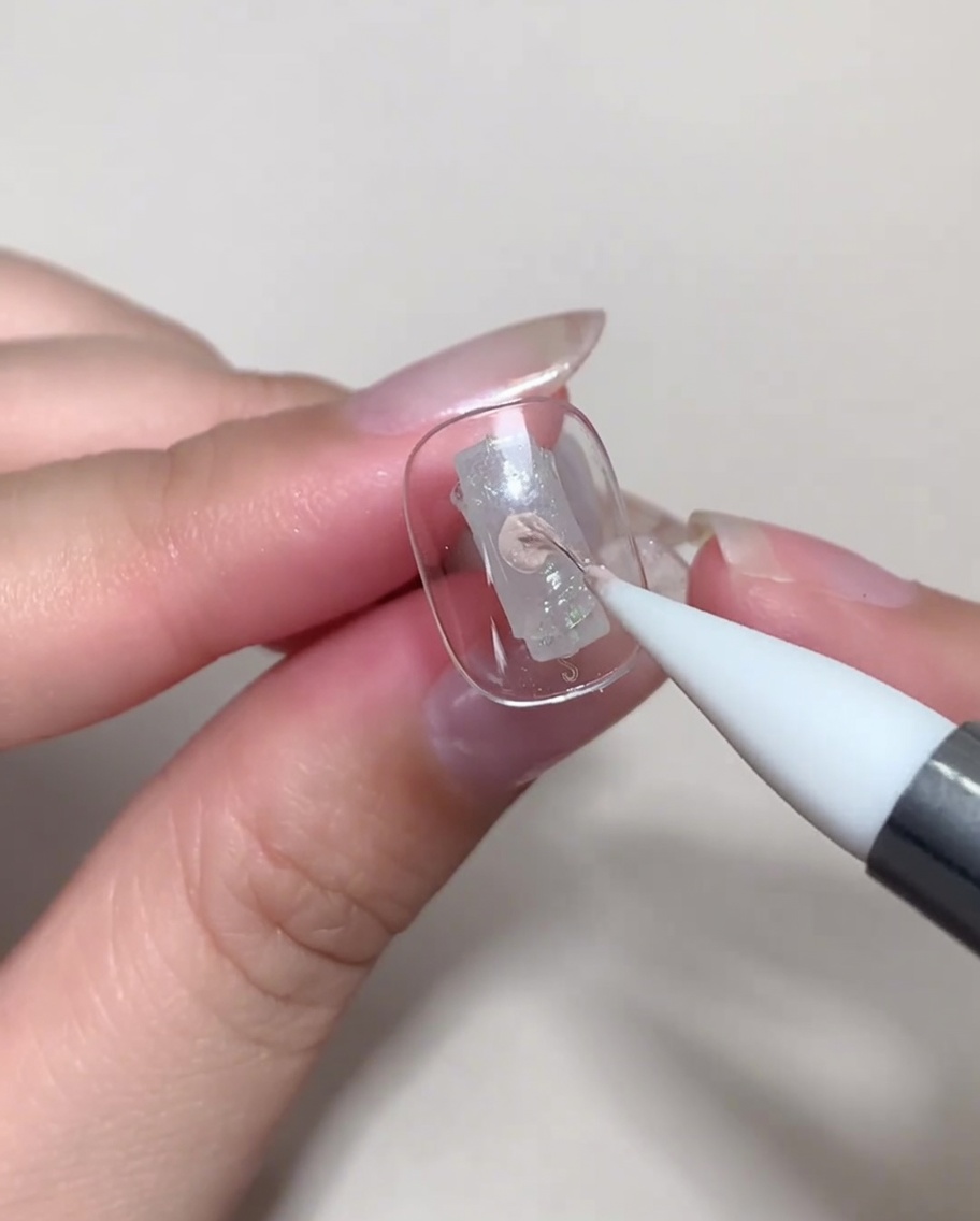 ネイルチップをUV/LEDランプに入れて硬化させている様子。