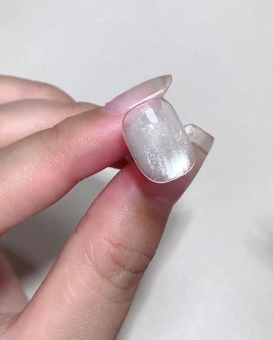 ウェットなブルーミングジェルの上に、筆でカラフルな液を点置きしてバブル模様を作っている様子。