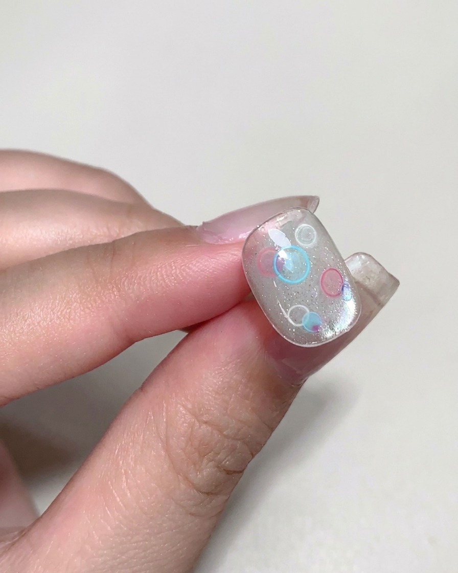 完成したバブルデザインの上に、粘度の高いビルダージェルを塗っている様子。