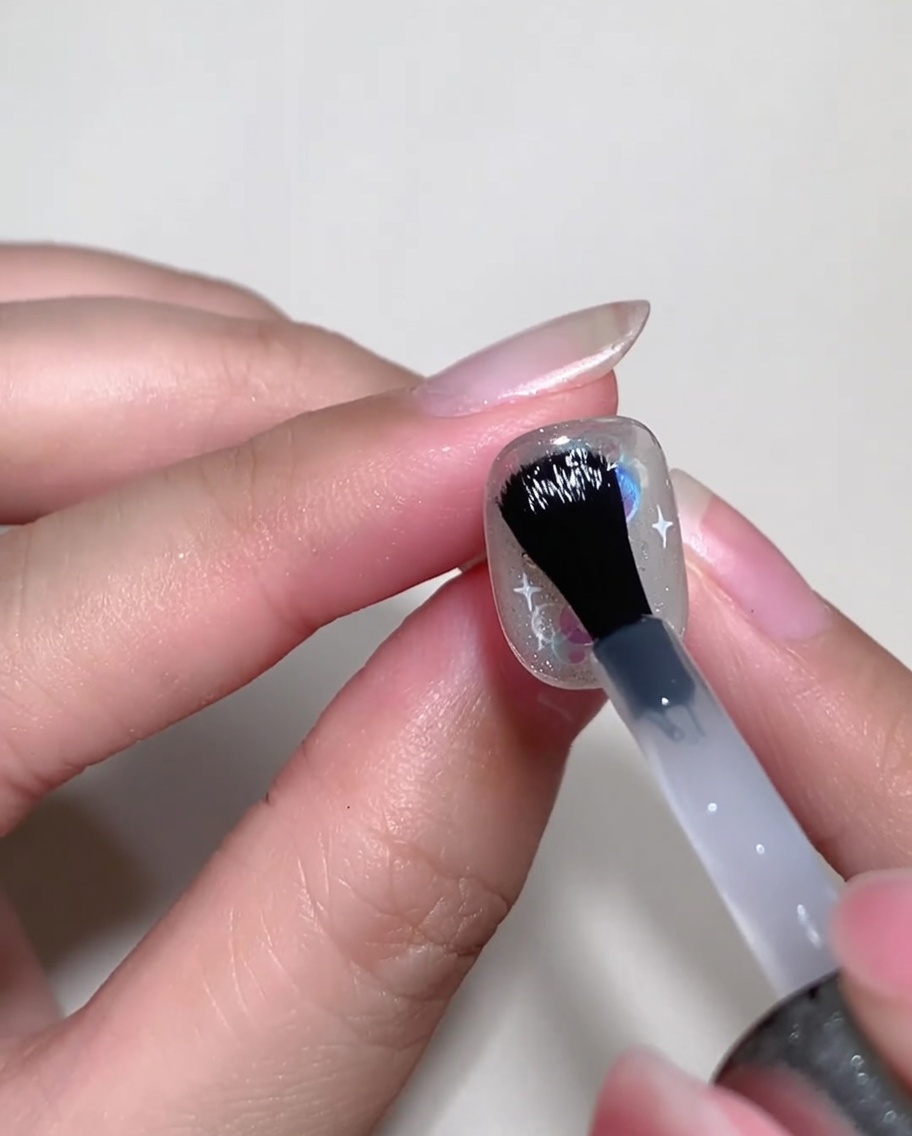 ビルダージェルでアート全体を覆い、表面を滑らかに整えている様子。