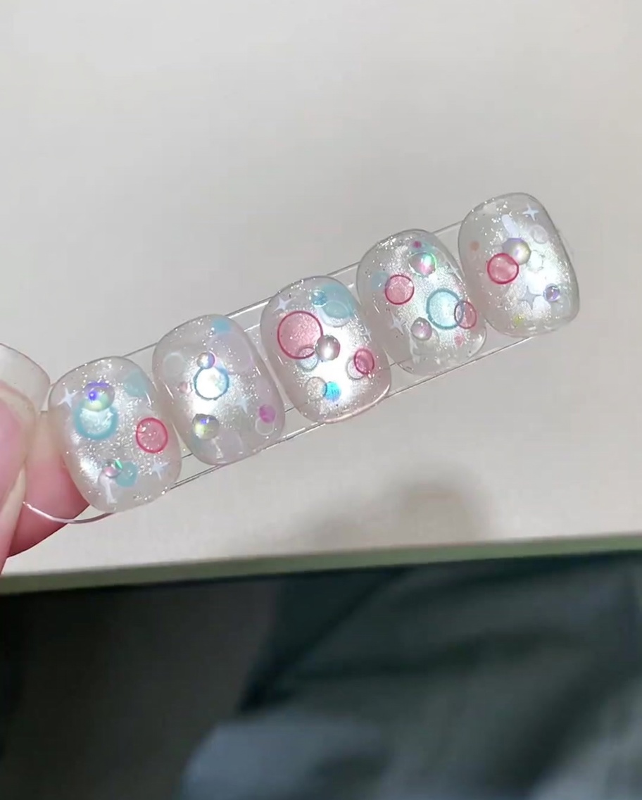 完成した3DバブルネイルをUV/LEDランプで完全に硬化させている様子。
